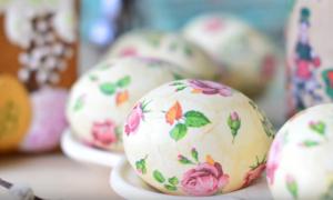 Decorating eggs for Easter using decoupage technique Do-it-yourself decoupage eggs for Easter with napkins