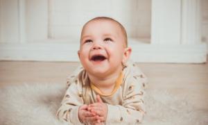 Kiedy dziecko zaczyna mówić pierwsze słowa?