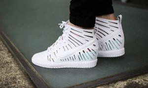 What sneakers should women and men wear to be on trend? Dress sneakers for women