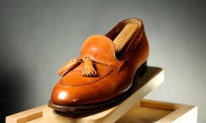 Cosa sono i mocassini e in cosa differiscono dagli altri tipi di scarpe? In cosa differiscono le slip-on dai mocassini?